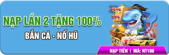 Banner quảng cáo có dòng chữ tiếng Việt, chú cá hoạt hình đầy màu sắc đeo khăn rằn, xung quanh là tiền xu và ô tô. Dòng chữ “NẠP LẦN 2 TĂNG 100%, BẮN CÁ - NỔ HŨ” và “NẠP TIỀN I MÃ: NT100” trên dải ruy băng màu hồng ở góc dưới bên phải.